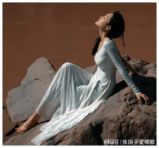 "鸡腿姑娘"李沁海滩光脚拍摄,庆余年2有没燃起你的追剧心!