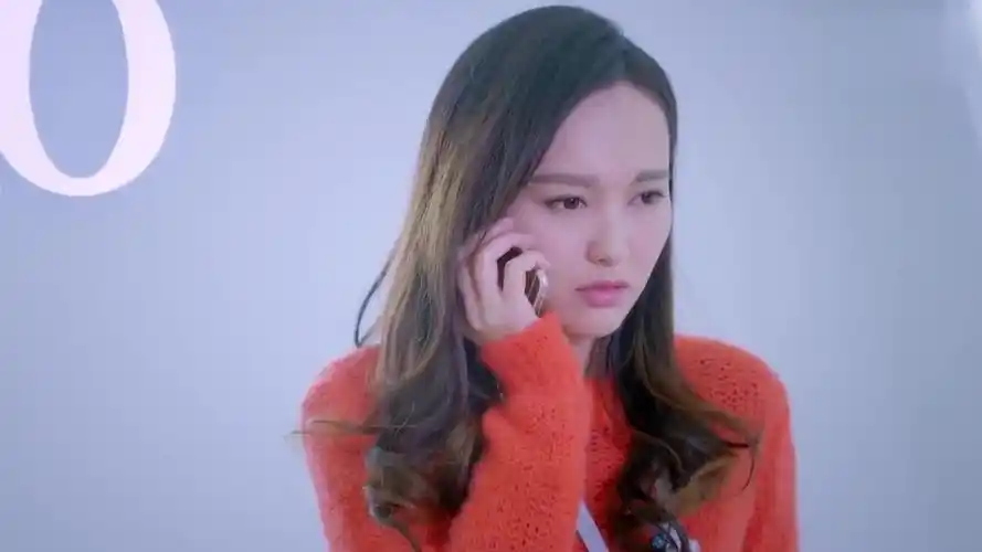 克拉恋人米朵第一天上班不适应打电话找雷奕明倾述