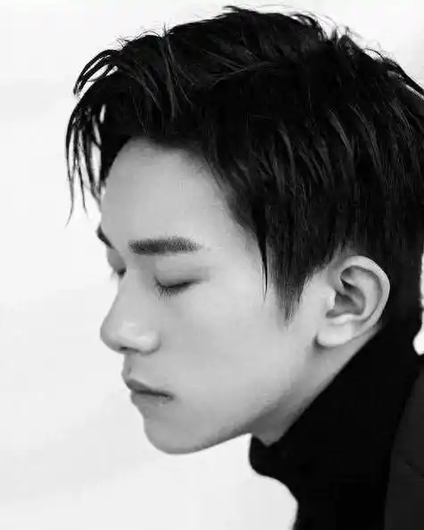 易烊千玺闭眼侧颜:时光静谧,青春如画