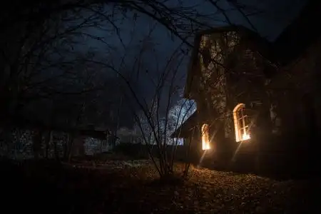 死的夜晚晚上在森林里有鬼魂的老房子,或者在雾中被遗弃的鬼屋.