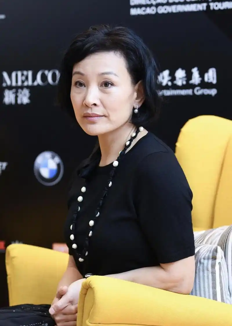 陈冲本人这么老了?肤色蜡黄又赘肉横生,60岁的身材很真实