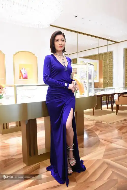 贾静雯蓝色紧身开衩连衣裙钻石腕带凉鞋优雅高级