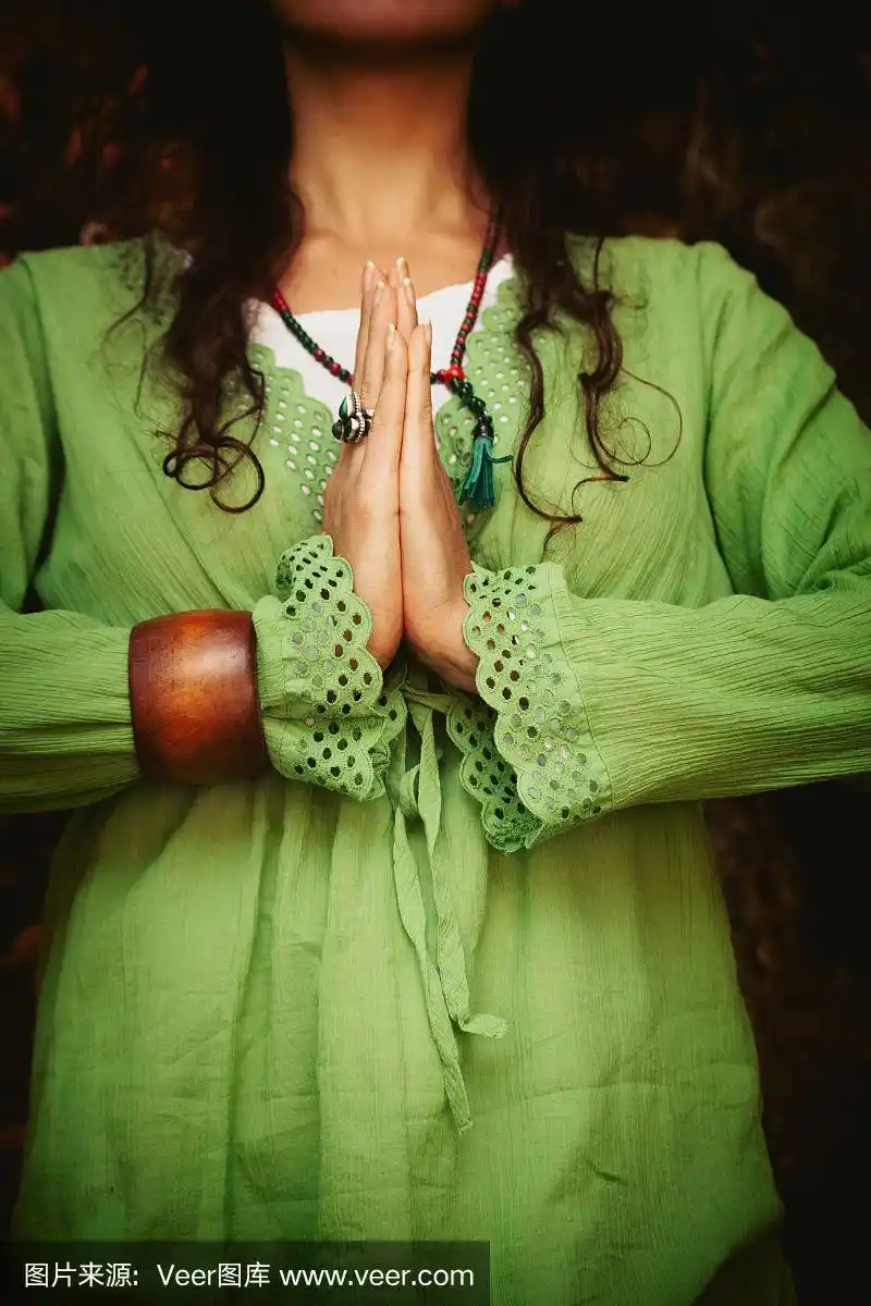 女人双手合十礼