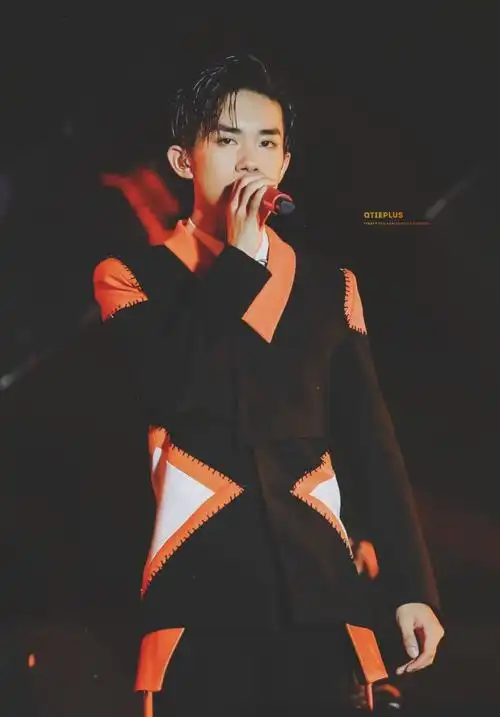 易烊千玺tfboys五周年演唱会高清帅气