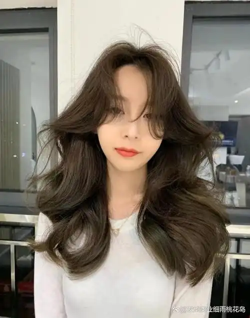 大波浪性感可爱女人味的中长发女神必备发型之一,这种卷度比较大的