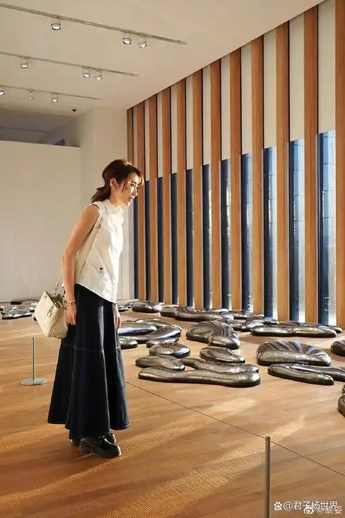 日前,著名香港女星黎姿在社交平台分享一组写真,并留言:"參觀當代藝術