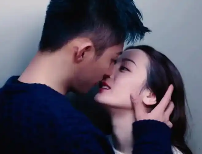 尴尬!热巴32岁生日发歌被网友催婚,和黄景瑜传了4年绯闻没结果