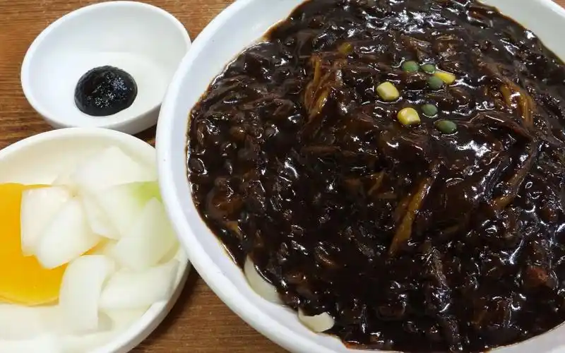 韩国街头美食之黑豆面(炸酱面)