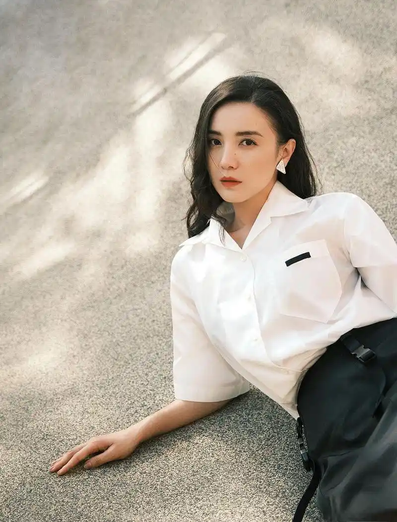 宋佳的感情和演艺生涯 宋佳的演艺生涯充满了波折和挑战,她的感情生活