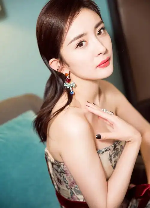 杨幂首获国际影后 花裙典雅红唇娇媚