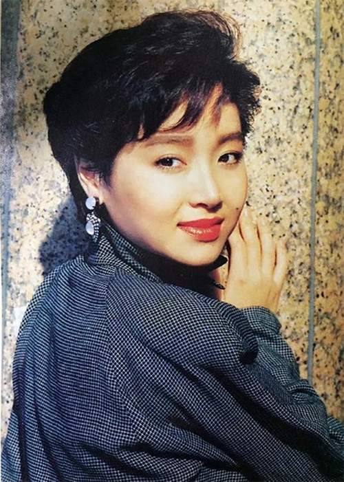 恬妞庆祝62岁生日,皮肤紧致宛如少女,35岁女儿罕露面打扮中性_腾讯