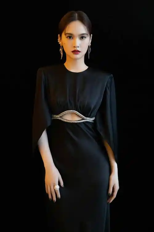 杨丞琳最新造型出炉,黑色的元素,展现出神秘气质,太吸引人了