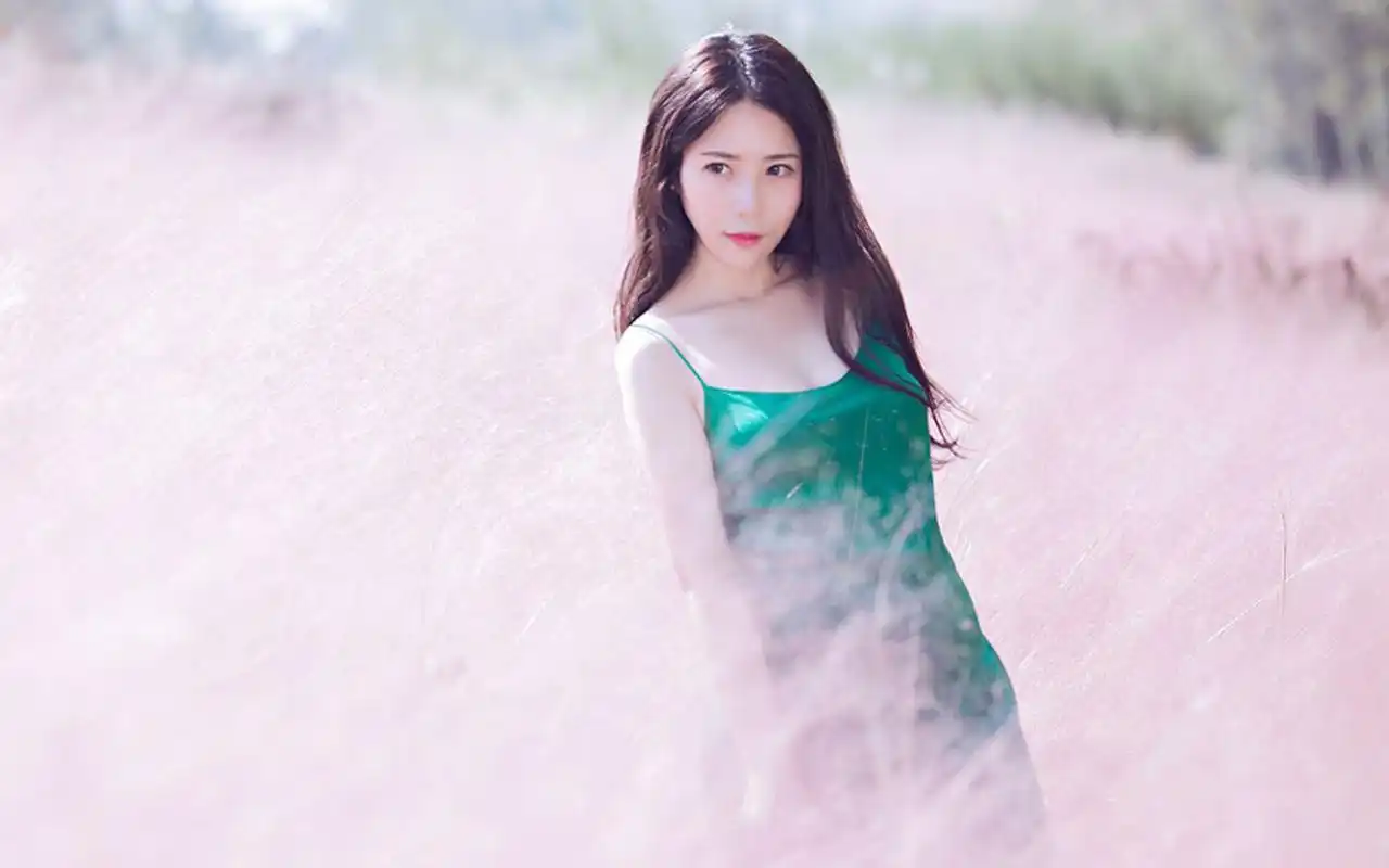 成熟性感吊带裙美女唯美户外写真桌面壁纸