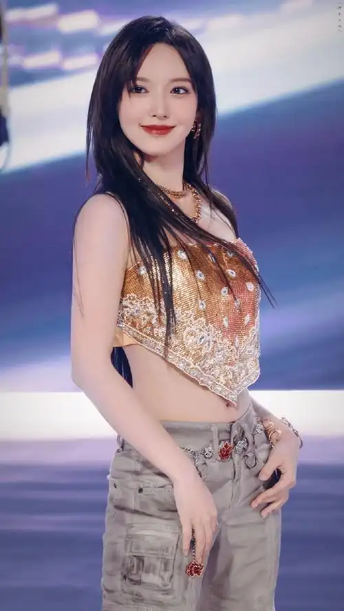 程潇金色亮片抹胸