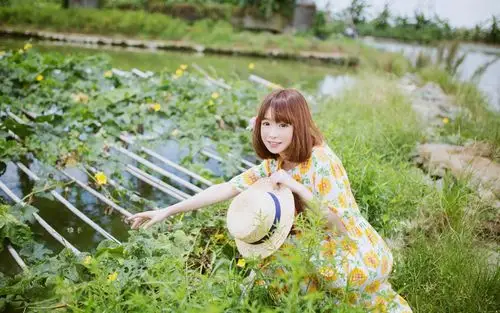 短发美女户外清新可爱写真图片桌面壁纸