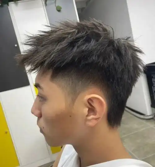 锡纸烫短发造型,简直就是潮男的烫发发型教科书范本,卷卷的发丝每一根