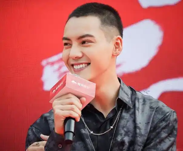 陈伟霆闪现云南昆明留短发寸头盛世美颜依旧