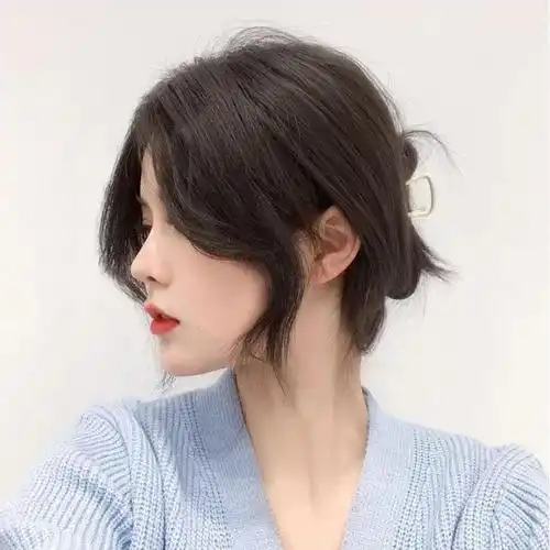 而lily collins则是把八字刘海"演绎"得最好的,这款发型不仅可以露出