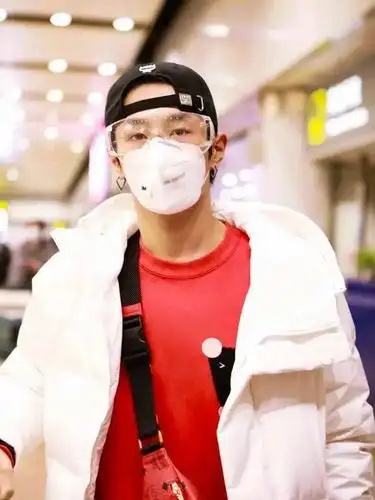 王一博cos"养蜂人",时髦精的硬核复工穿搭:这些单品你有吗