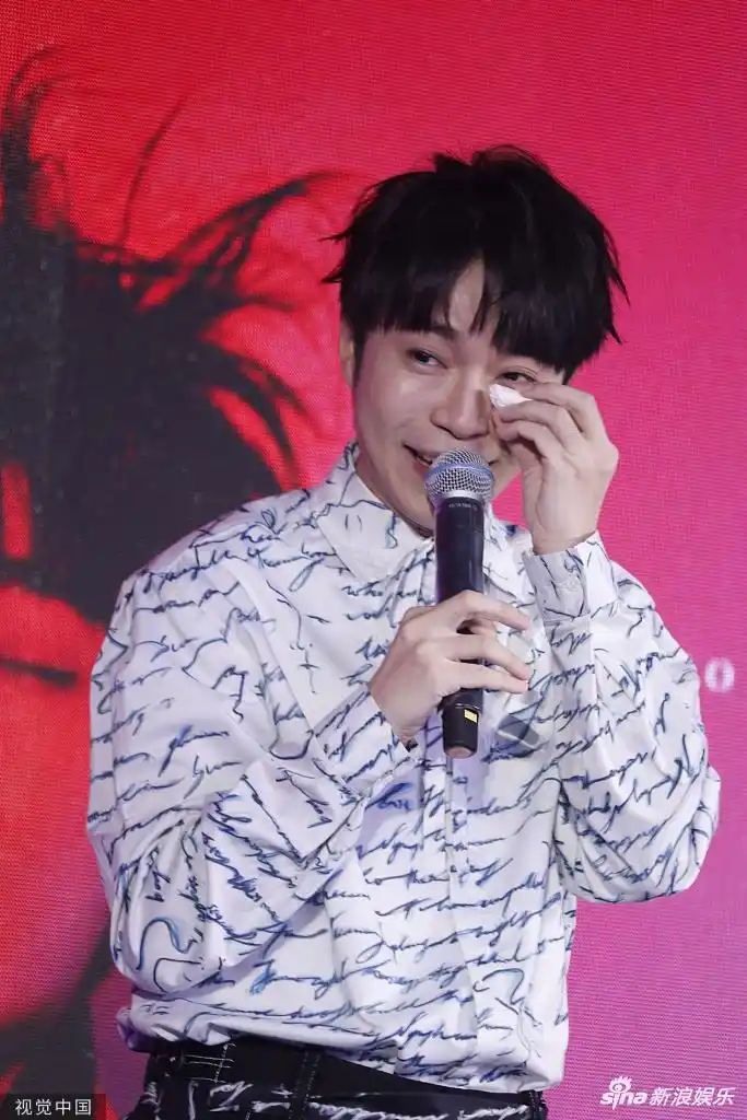 组图:吴青峰变"小哭包"泪撒新专发布会 穿花衬衫露招牌羞涩笑