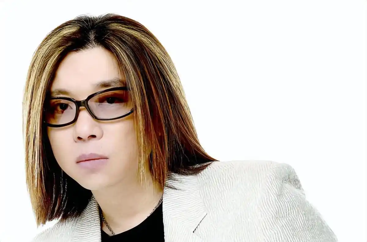 郭峰:与相恋8年的女友分手后,至今未婚无子女,61岁只能和母亲过