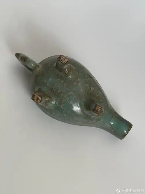 南宋龙泉溪口官窑爵杯～此器器型规整,比例协调,工艺精湛,釉色高雅