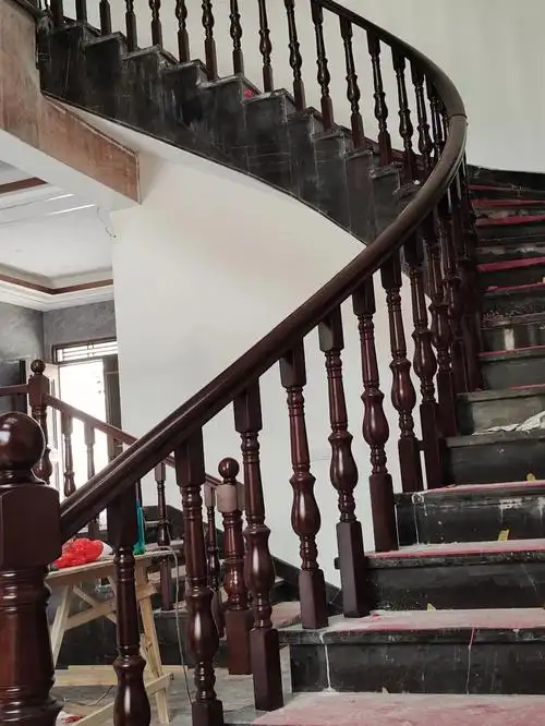 像那种自建房,尤其是农村的,还是更加推荐木式扶手.