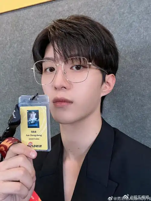 范丞丞是懂发六宫格,哈哈哈这不是一模一样吗,不过带着金丝眼镜范丞丞