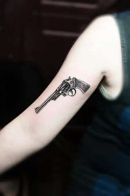 创意手臂左轮时尚纹身图片