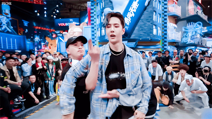 王一博跳舞太拼膝盖跪地转圈跳得太炸了就连张萌也是连连赞叹