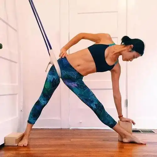 练习瑜伽三角式,请不要忽视颈部安全!