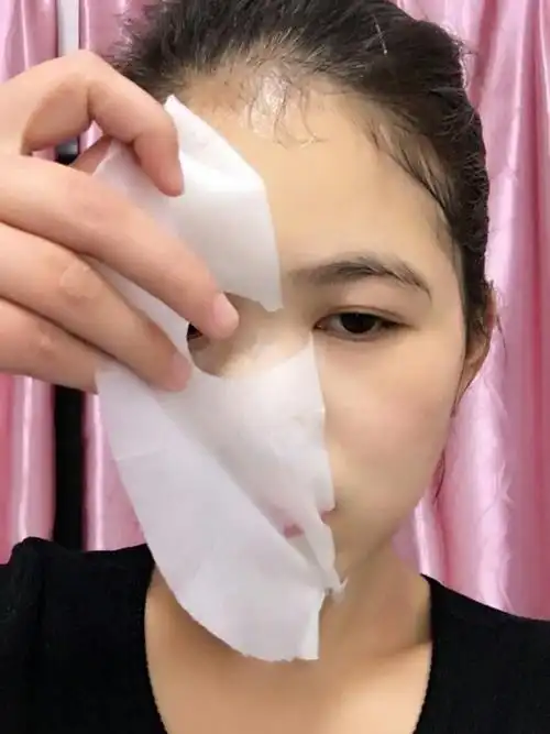 跟着潮流贴面膜