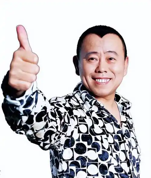 一次潘长江去剧团找母亲的时候,看到了母亲的徒弟杨云,杨云可是正年轻