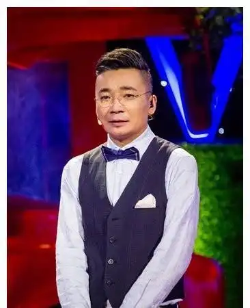 在生活中却是妥妥的一哥2002年毕业于北京广播学院,专业为节目主持人