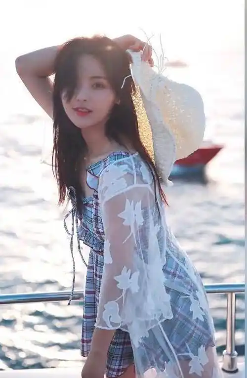 杨超越喊话减10斤后不瘦反胖,粉丝说其忘记减肥被怼:等开工再说_网友