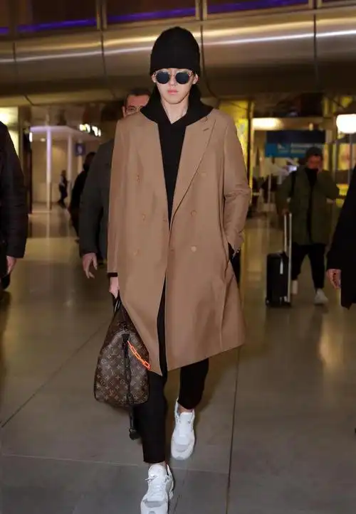 火锅店偶遇吴亦凡,没有美颜滤镜的吴亦凡颜值不耐打?