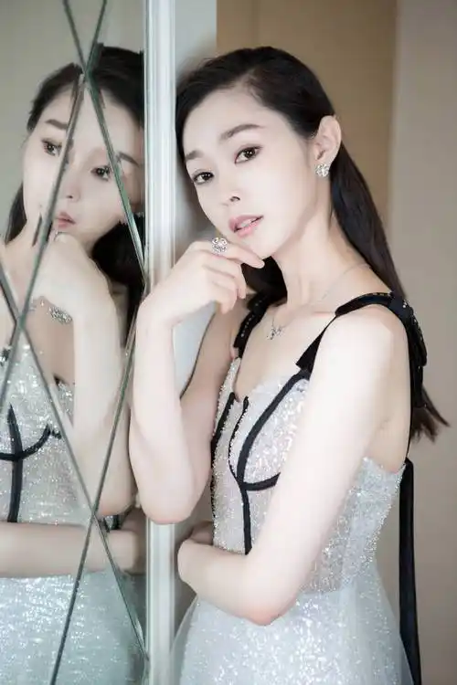 宋轶和白敬亭恋爱传闻被热议,网评宋轶配不上白敬亭,是反讽吗?