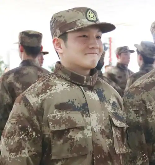 樊振东军装图楼