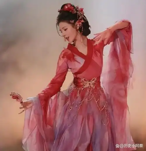 张予曦的表现让人捧腹大笑,比如她跳舞演绎《红昭愿》时神采飞扬,不过