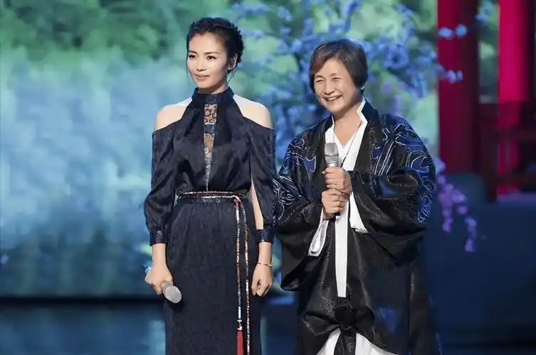 刘涛谈到郑佩佩持续哽咽,十年友谊的背后,是同样的命运坎坷