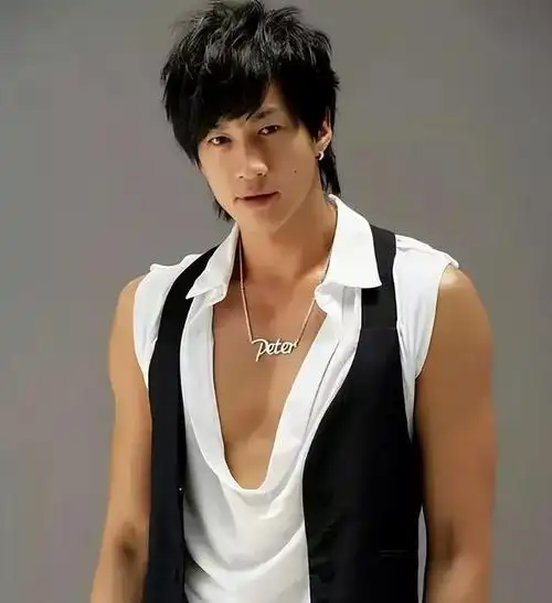 "霸总"何润东,出道28年,是孙俪的意难平,41岁娶柜姐恩爱14年