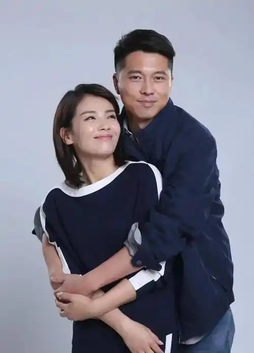 刘涛与老公罕见合体,穿深色系衣服同框,感觉年龄相差很多_时尚_裙子