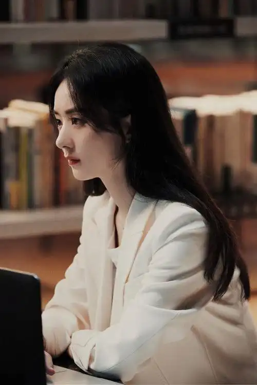 赵丽颖新剧风格大变穿西装比女总裁还有气场简约风照样显高级