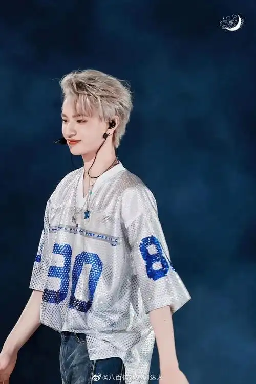 刘耀文这套舞台妆造真的封神了银发好