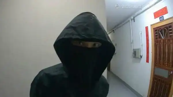 快递小哥蒙面抢劫 分文未得获刑10年