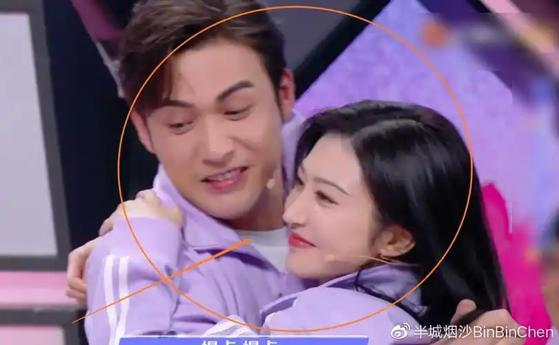 张彬彬景甜合体录综艺不只上演仰卧起坐吻玩游戏还抱得紧紧的