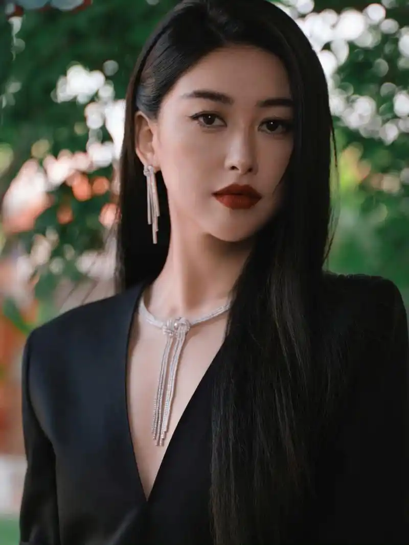 朱珠# 一袭黑色深v长裙,高贵优雅,端庄大气,风姿绰约,举手投足间鞠栽