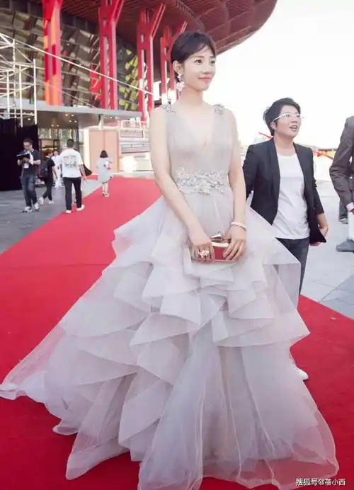 白百何穿上一条深v薄纱连衣裙,身材还真的挺有料的-爱读书