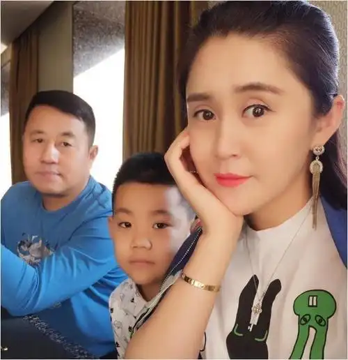 王小宝再婚幸福升级小19岁娇妻吴琼相伴57岁一儿一女笑开颜