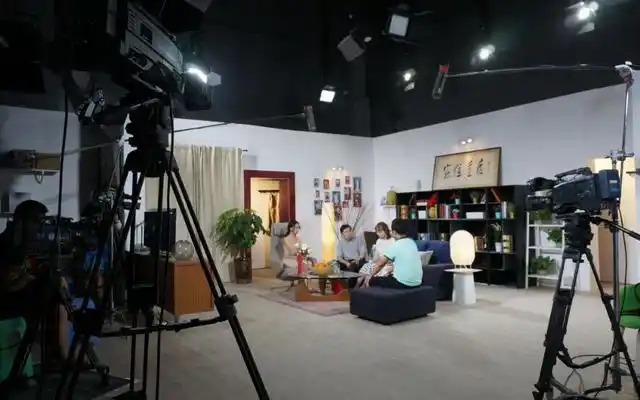 十三年前的情景喜剧《家有儿女》成为中国情景剧的经典之作,而现在在